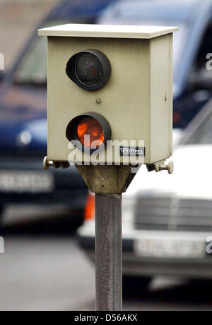 (Datei) - ein Datei-Bild datiert 24. August 2003 zeigt ein Radar Falle in die Innenstadt von Düsseldorf. Nach mehreren Zeitungsberichten der 10. November 2010 sieht ein Richter in Herford Lossprechung 40 Fahrer, da überwacht Radarfallen um eine Abzocke zu sein. Richter Koerner forderte klarere Gesetze betreffend die Drehzahlüberwachung. Foto: Martin Gerten Stockfoto