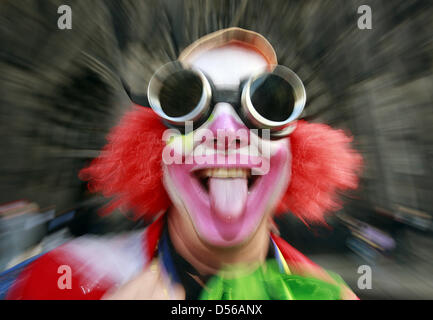 (Dpa-Datei) Ein Datei-Bild datiert 11. November 2008 von einem Karneval Narren verkleidet als Clown als 2008/09 Karneval Saison in Köln. Foto: Oliver Berg Stockfoto