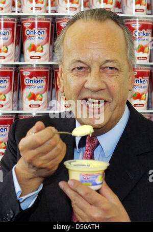 (Dpa-Datei) - A-Datei Bild vom 4. April 2006 der dann Dr. Oetker CEO August Oetker posiert in Bielefeld, Deutschland. Deutschen Food-Riese Dr. Oetker seine Joghurt-Niederlassung Onken Schweizer Emmi Gruppe verkauft, Dr. Oetker CEO Richard Oetker am 11. November 2010 veröffentlicht. Foto: Bernd Thissen Stockfoto