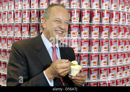 (Dpa-Datei) - A-Datei Bild vom 4. April 2006 der dann Dr. Oetker CEO August Oetker posiert in Bielefeld, Deutschland. Deutschen Food-Riese Dr. Oetker seine Joghurt-Niederlassung Onken Schweizer Emmi Gruppe verkauft, Dr. Oetker CEO Richard Oetker am 11. November 2010 veröffentlicht. Foto: Bernd Thissen Stockfoto