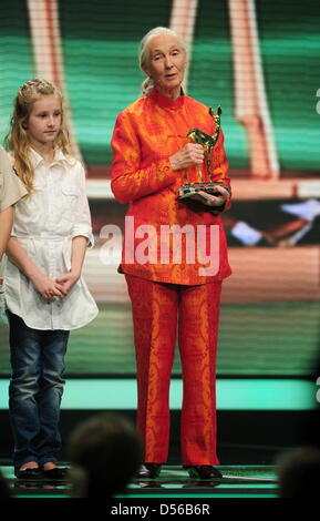 Britische Primatenforscherin Jane Goodall (R) erhält den Bambi Award bei der Bambi-Verleihung in Potsdam, Deutschland, 11. November 2010. Die Bambis sind die wichtigsten deutschen Medien Auszeichnungen und sind zum 62. Mal vorgestellt. Foto: Hannibal Dpa/Lbn +++(c) Dpa - Bildfunk +++ Stockfoto