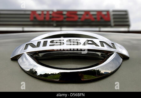 (Dpa-Datei) - ein Datei-Bild datiert 28. Juli 2005 des Logos der japanische Autobauer Nissan in Berlin, Deutschland. Nissan musste in Haufen von Nissan Autos zu nennen, da mehr als 600.000 Fahrzeuge in Amerika und Afrika aus rostigen Lenkung und wackeligen Batterie Klemmen erlitten, berichtet Nissan am 11. November 2010 in Franklin, TN, USA. Foto: Daniel Karmann Stockfoto