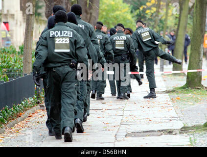 Polizisten sichern die Gegend um die Apostolische Nuntiatur in dem Stadtteil Kreuzberg in Berlin, Deutschland, 12. November 2010. Nachdem ein Koffer und ein Fahrrad vor dem Heiligen Stuhl diplomatische Mission aufgegeben hatte, wurden Abriss-Experten genannt um die Situation zu beurteilen. Foto: WOLFGANG KUMM Stockfoto