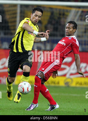 Fußball Bundesliga 12. Spieltag, Borussia Dortmund - Hamburger SV am Freitag (12.11.2010) Im Signal Iduna Park in Dortmund. Der DortmunderLucas Barrios (l) Und der Hamburger Ze Roberto Kämpfen äh Höhle Ball.   Foto: Roland Weihrauch Dpa/Lnw (Achtung Sperrfrist! Die DFL Erlaubt Die Weiterleitung der Bilder Im IPTV, Mobilfunk Und Durch Sonstige Neue Technologieentwicklungsfähigkeit Erst Zwei Stunden n Stockfoto