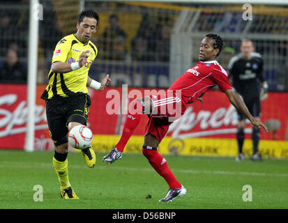 Fußball Bundesliga 12. Spieltag, Borussia Dortmund - Hamburger SV am Freitag (12.11.2010) Im Signal Iduna Park in Dortmund. Der DortmunderLucas Barrios (l) Und der Hamburger Ze Roberto Kämpfen äh Höhle Ball.   Foto: Roland Weihrauch Dpa/Lnw (Achtung Sperrfrist! Die DFL Erlaubt Die Weiterleitung der Bilder Im IPTV, Mobilfunk Und Durch Sonstige Neue Technologieentwicklungsfähigkeit Erst Zwei Stunden n Stockfoto