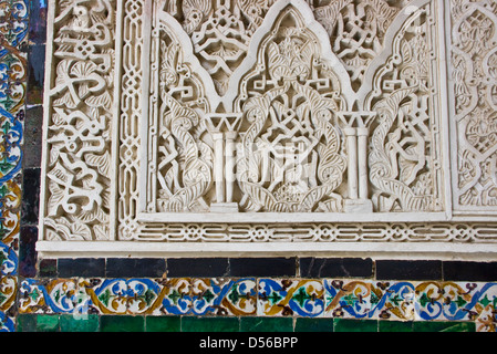 Azulejos keramischen Fliesen und Stuck arbeiten Detail Casa de Pilatos Sevilla Andalusien Andalusien Spanien Europa Stockfoto