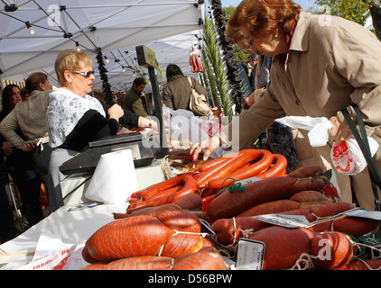 A stehen verkaufte Würste und andere Schweinefleisch hergestellten Fleisch auf einem Volksfest auf der spanischen Insel Mallorca zu sehen sind. Stockfoto