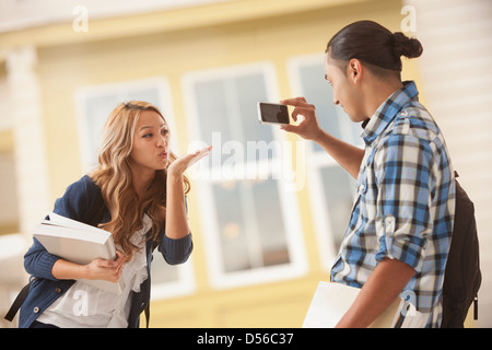 Mann unter Bild Freundin bläst Kuss Stockfoto