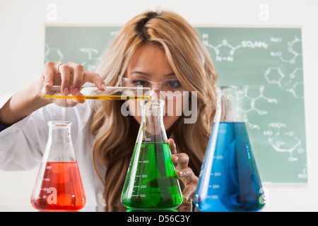 Gemischte Rassen Schüler arbeiten in Chemie-Labor Stockfoto