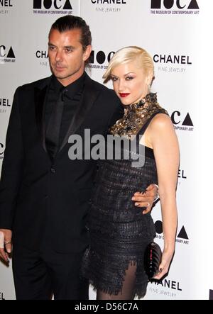 Musikers Gavin Rossdale und seine Frau, Sängerin Gwen Stefani (trägt ein Chanel-Kleid), besuchen das Museum für Gegenwartskunst der - MOCAs alljährlichen Gala "The Artist Museum Happening" MOCA Grand Avenue in Los Angeles, USA, 13. November 2010. Foto: Hubert Boesl Stockfoto