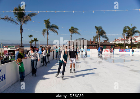 Outdoor-Eisbahn unter Palmen im Hotel del Coronado, Coronado Island, San Diego, Kalifornien, Stockfoto
