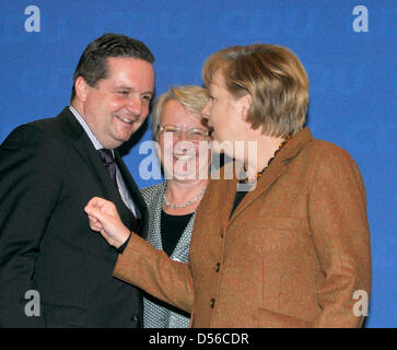 (L, R:) Ministerpräsident des Landes Baden-Württemberg Stefan Mappus, Bildungsminister und Stellvertretender CDU-Vorsitzende Annette Schavan und Bundeskanzlerin und CDU-Vorsitzende Angela Merkel posieren für ein Foto während eines Treffens der christlichen demokratischen Bundesvorstand in einem Hotel in Karlsruhe, Deutschland 14. November 2010. Die 23. Parteitag der CDU dauert bis zum 16. November 2010. Foto: ULI DECK Stockfoto