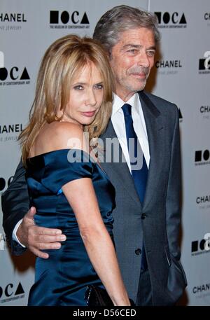 Schauspielerin Rosanna Arquette und Begleiter Todd Morgan besuchen das Museum für Gegenwartskunst der - MOCAs alljährlichen Gala "The Artist Museum Happening" MOCA Grand Avenue in Los Angeles, USA, 13. November 2010. Foto: Hubert Boesl Stockfoto