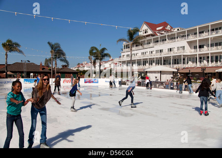Outdoor-Eisbahn unter Palmen im Hotel del Coronado, Coronado Island, San Diego, Kalifornien, Stockfoto