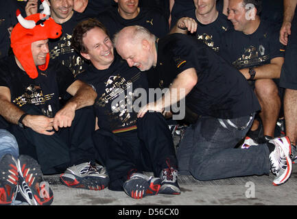 (L-R) Red Bull Racing technische Chef Adrian Newey team principal Christian Horner und Norbert Vettel, Vater von 2010 Formel 1-Weltmeister, Deutschlands Sebastian Vettel von Red Bull Racing, nach Abu Dhabi Grand Prix am Yas Marina Circuit in Abu Dhabi, Vereinigte Arabische Emirate, 14. November 2010 zu feiern. Die Formel 1 Abu Dhabi Grand Prix, Deutschlands Sebastian Vettel von Sieg Stockfoto