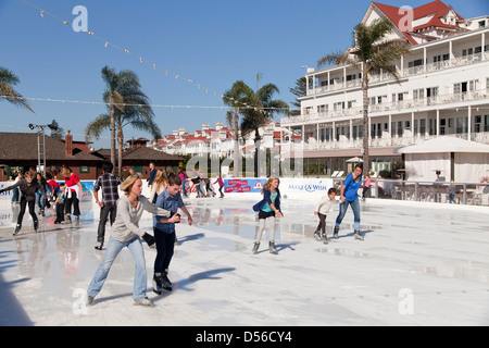 Outdoor-Eisbahn unter Palmen im Hotel del Coronado, Coronado Island, San Diego, Kalifornien, Stockfoto