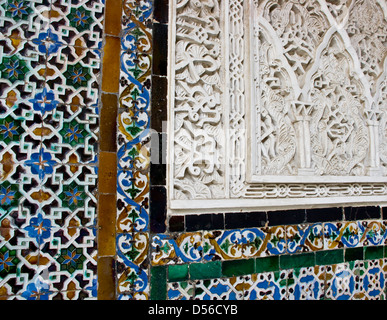 Azulejos keramischen Fliesen und Stuck detail Casa de Pilatos Sevilla Andalusien Andalusien Spanien Europa Stockfoto