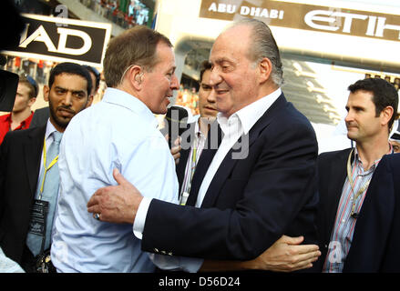 König Juan Carlos von Spain (R) gibt ein Interview BBC Sport britische Formel 1 Legende Martin Brundle (L) im Raster des Abu Dhabi Grand Prix am Yas Marina Circuit in Abu Dhabi, Vereinigte Arabische Emirate, 14. November 2010. Gewinn der Formel 1 Abu Dhabi Grand Prix, Deutschlands Sebastian Vettel von Red Bull Racing sicherte sich den Titel und wird der jüngste World Champion. Foto: Jens Stockfoto