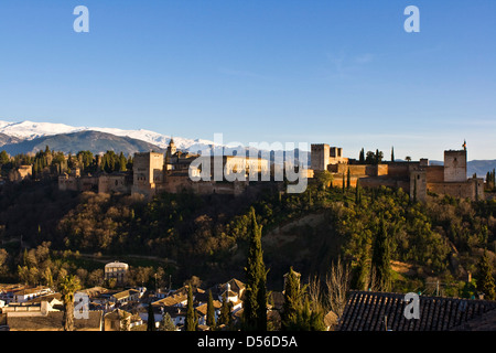 Panoramablick-Panoramablick über Alhambra Palast zum UNESCO-Weltkulturerbe und Sierra Nevada Berge Granada Andalusien Spanien Stockfoto