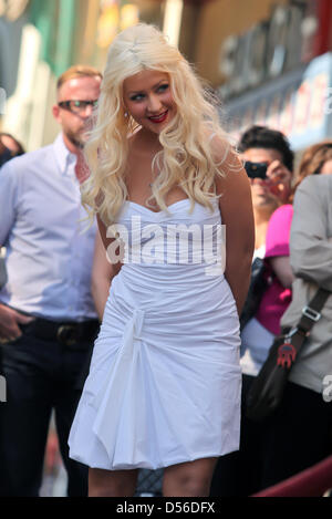 US-Sängerin und Schauspielerin Christina Aguilera besucht die Zeremonie für ihre neue Stern auf dem Hollywood Walk of Fame in Los Angeles, CA, Vereinigte Staaten, 15. November 2010. Foto: Hubert Boesl Stockfoto