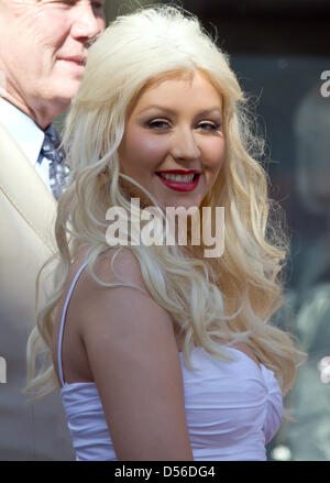 US-Sängerin und Schauspielerin Christina Aguilera besucht die Zeremonie für ihre neue Stern auf dem Hollywood Walk of Fame in Los Angeles, CA, Vereinigte Staaten, 15. November 2010. Foto: Hubert Boesl Stockfoto