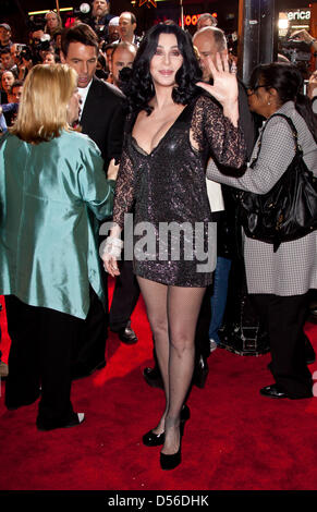 US-Sängerin und Schauspielerin Cher kommt für die Los Angeles-Premiere von "Burlesque" im Grauman Chinese Theatre in Los Angeles, CA, Vereinigte Staaten, 15. November 2010. Foto: Hubert Boesl Stockfoto