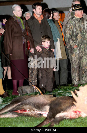 (L-R) Königin Margrethe, Kronprinz Frederik mit Prinz Christian und Kronprinzessin Mary von der dänischen Königsfamilie bei der königlichen Jagd auf Schloss Fredensborg in Fredensborg, am 16. November. 2010. Foto: Albert Nieboer Stockfoto