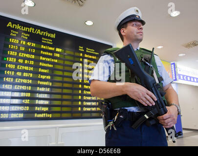 (Datei) - ein Datei-Bild vom 24. September 2009 zeigt einen bewaffneten Polizisten stehen am Flughafen Berlin-Schönefeld. Nach der deutschen Regierung angekündigt, um Informationen über einen vermeintlichen Angriff haben, die Ende November 2010 nehmen soll, wurden Sicherheitsmaßnahmen erhöht. Foto: Patrick Pleul Stockfoto