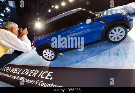 Bilder von Mini Cooper S Countryman nimmt ein Besucher an einem Stand, der LA Auto Show 2010 im Convention Center in Los Angeles, USA, 17. November 2010. Der LA Auto Show findet vom 19. bis 28. November 2010. Foto: Friso Gentsch Stockfoto