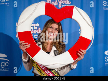 Miss Germany, kommt Anne Julia Hagen für die Premiere des Musicals "Ich war nie in New York in Stuttgart, Deutschland, 18. November 2010 haben". Foto: Uwe Anspach Stockfoto