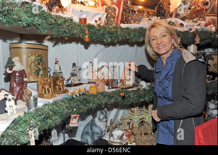 Heidi Beckenbauer, Ehefrau des deutschen Fußball-Legende Franz Beckenbauer, Geschäfte die Aiderbichl Animal Sanctuary Weihnachtsmarkt in Aiderbichl nahe Salzburg, Deutschland, 18. November 2010. Foto: Ursula Düren Stockfoto