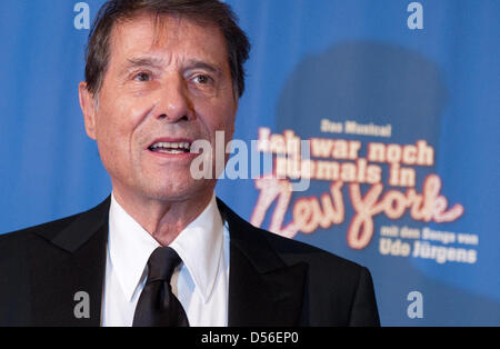 Österreichischer Sänger und Komponist Udo Jürgens kommt für die Premiere des Musicals "Ich war nie in New York in Stuttgart, Deutschland, 18. November 2010 haben". Foto: Uwe Anspach Stockfoto