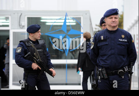 Polizisten überwachen die Räumlichkeiten des NATO-Gipfels in Lissabon, Portugal, 19. November 2010. Zentrale Themen des Gipfels sind eine gemeinsame europäische Raketenabwehr Verteidigung und Strategie für Afghanistan. Foto: RAINER JENSEN Stockfoto