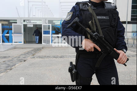 Polizisten überwachen die Räumlichkeiten des NATO-Gipfels in Lissabon, Portugal, 19. November 2010. Zentrale Themen des Gipfels sind eine gemeinsame europäische Raketenabwehr Verteidigung und Strategie für Afghanistan. Foto: RAINER JENSEN Stockfoto