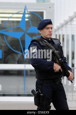 Polizisten überwachen die Räumlichkeiten des NATO-Gipfels in Lissabon, Portugal, 19. November 2010. Zentrale Themen des Gipfels sind eine gemeinsame europäische Raketenabwehr Verteidigung und Strategie für Afghanistan. Foto: RAINER JENSEN Stockfoto