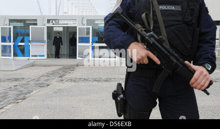 Polizisten überwachen die Räumlichkeiten des NATO-Gipfels in Lissabon, Portugal, 19. November 2010. Zentrale Themen des Gipfels sind eine gemeinsame europäische Raketenabwehr Verteidigung und Strategie für Afghanistan. Foto: RAINER JENSEN Stockfoto