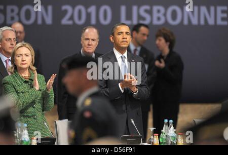 US-Präsident Barack Obama steht neben seinem Außenminister Hillary Clinton in der ersten Nacht von dem NATO-Gipfel in Lissabon, Portugal, 19. November 2010. Etwa 50 Staats-und Regierungschefs erwartet werden zwei Tage lang Gipfeltreffen. Wichtigsten Themen, die diskutiert werden sollen sind eine europäische Zusammenarbeit für die Montage einer gemeinsamen Raketenabwehr Verteidigung in Europa als wel Stockfoto