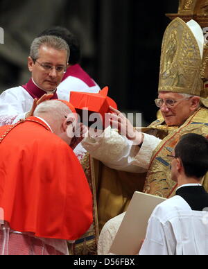 Erzbischof von München und Freising, Reinhard Marx (L) des Kardinals Birett empfängt Papst Benedikt XVI. auf der St. Peter Basilika in Rom, Vatikan. Er wird gefördert, um ein Kardinal zu werden. 24 Bischöfe erhielt die gleiche Ehre während eines Gottesdienstes, das vom Papst stattfand. Foto: KARL-Josef HILDENBRAND Stockfoto