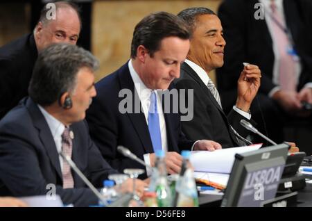 US-Präsident Barack Obama (R-L) und Großbritanniens Premierminister David Cameron und der türkische Präsident Abdullah Guel Webinar der auf Russland während dem NATO-Gipfel in Lissabon, Portugal, 20. November 2010. Foto: RAINER JENSEN Stockfoto