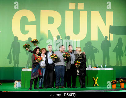 Ein Bild, aufgenommen am 20. November 2010 zeigt grüne Parteimitglieder (L-R) Astrid Rothe-Beinlich, Steffi Lemke (politische Verwaltung), Cem Oezdemir (Bundesvorsitzender des Vorstands), Malte Spitz, Dietmar Strehl (Federal Schatzmeister) Und Claudia Roth (Federal Vorsitzende des Vorstands), der neu gewählte Bundesrepublik Board of Directors von Deutschlands grüne Partei Buendnis 90/Die Gruenen, t die Fede Stockfoto