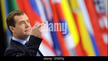 Der militärischen Präsident Dmitri Medwedew Gibt bin Samstag (20.11.2010) Beim NATO-Russland-wurde in Lissabon (Portugal) Eine Pressekonferenz. Bei Dem Zweitägigen NATO-erkundet Sind Rund 50 Staats-Und Regierungschefs eingestiegene.  Foto: Rainer Jensen dpa Stockfoto