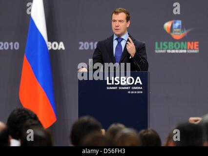 Der militärischen Präsident Dmitri Medwedew Gibt bin Samstag (20.11.2010) Beim NATO-Russland-wurde in Lissabon (Portugal) Eine Pressekonferenz. Bei Dem Zweitägigen NATO-erkundet Sind Rund 50 Staats-Und Regierungschefs eingestiegene. Foto: Rainer Jensen dpa Stockfoto