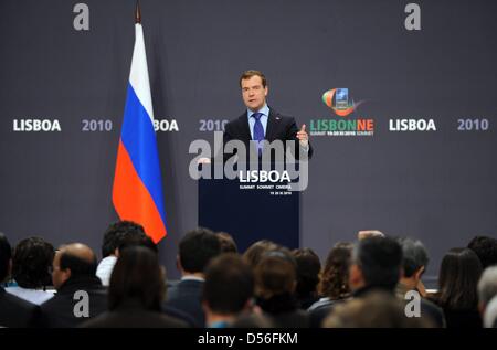 Der militärischen Präsident Dmitri Medwedew Gibt bin Samstag (20.11.2010) Beim NATO-Russland-wurde in Lissabon (Portugal) Eine Pressekonferenz. Bei Dem Zweitägigen NATO-erkundet Sind Rund 50 Staats-Und Regierungschefs eingestiegene. Foto: Rainer Jensen Dpa +++(c) Dpa - Bildfunk +++ Stockfoto