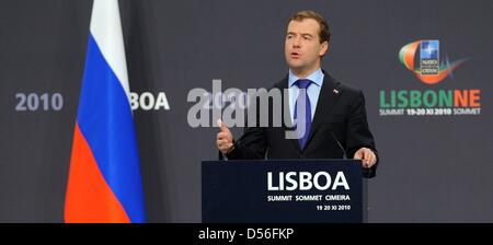 Der militärischen Präsident Dmitri Medwedew Gibt bin Samstag (20.11.2010) Beim NATO-Russland-wurde in Lissabon (Portugal) Eine Pressekonferenz. Bei Dem Zweitägigen NATO-erkundet Sind Rund 50 Staats-Und Regierungschefs eingestiegene. Foto: Rainer Jensen Dpa +++(c) Dpa - Bildfunk +++ Stockfoto