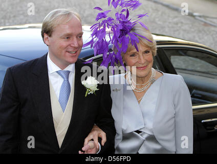 Niederländische Prinzessin Irene und ihrem Sohn Prinz Carlos de Bourbon de Parma kommen für seine Hochzeit mit Annemarie Gualtherie van Weezel am Abdij Ter Kameren (La Cambre Abbey) in Brüssel, Belgien, 20. November 2010. Foto: Patrick van Katwijk Stockfoto