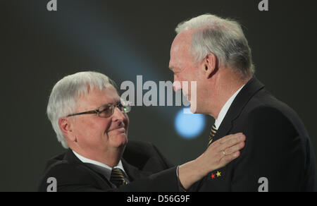 Präsident des deutschen Fußball-Bundes (DFB) Theo Zwanziger (L) und Hans-Georg Moldenhauer(R), letzter Präsident des DDR Fußballs Assication während der Gala "20 Jahre Fußball-Einheit" in Leipzig, Deutschland, 21. November 2010. Die Veranstaltung feiert den 20. Jahrestag der deutschen Wiedervereinigung kam im Fußball mit dem Beitritt der DDR-Fußball-Verband in die Bundesrepublik Deutschland DFB. Pho Stockfoto