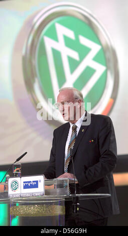 Hans-Georg Moldenhauer, letzter Präsident des DDR Fußballs Assication während der Gala "20 Jahre Fußball-Einheit" in Leipzig, Deutschland, 21. November 2010. Die Veranstaltung feiert den 20. Jahrestag der deutschen Wiedervereinigung kam im Fußball mit dem Beitritt der DDR-Fußball-Verband in die Bundesrepublik Deutschland DFB. Foto: Jens Wolf Stockfoto