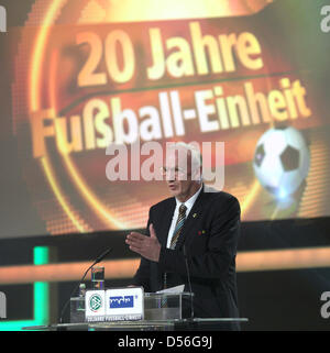 Hans-Georg Moldenhauer, letzter Präsident des DDR Fußballs Assication während der Gala "20 Jahre Fußball-Einheit" in Leipzig, Deutschland, 21. November 2010. Die Veranstaltung feiert den 20. Jahrestag der deutschen Wiedervereinigung kam im Fußball mit dem Beitritt der DDR-Fußball-Verband in die Bundesrepublik Deutschland DFB. Foto: Jens Wolf Stockfoto