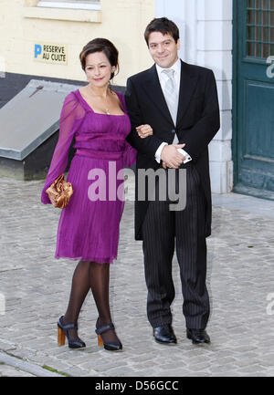 Bernardo Guillermo und seine Frau Eva besuchen die kirchliche Trauung von Prinz Carlos de Bourbon de Parme und Prinzessin Annemarie in Ter Kameren Abdij (Abbaye De La Cambre) in Brüssel, Belgien, 20. November 2010. Foto: Patrick van Katwijk Stockfoto