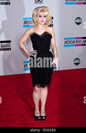 Britischen Medien Persönlichkeit stellt Kelly Osbourne im Presseraum der 38th Annual American Music Awards in Los Angeles, Kalifornien, USA, 21. November 2010. Foto: Hubert Boesl Stockfoto